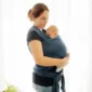 Tips cara menggendong bayi yang baik dan benar, hindari kecengklak